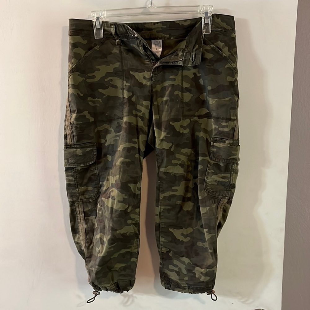 Cropped army print pants